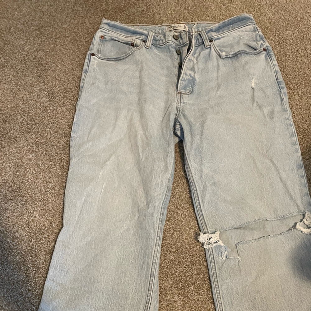 90’s baggy low rise Abercrombie Jeans with one ripped knee and button closer
